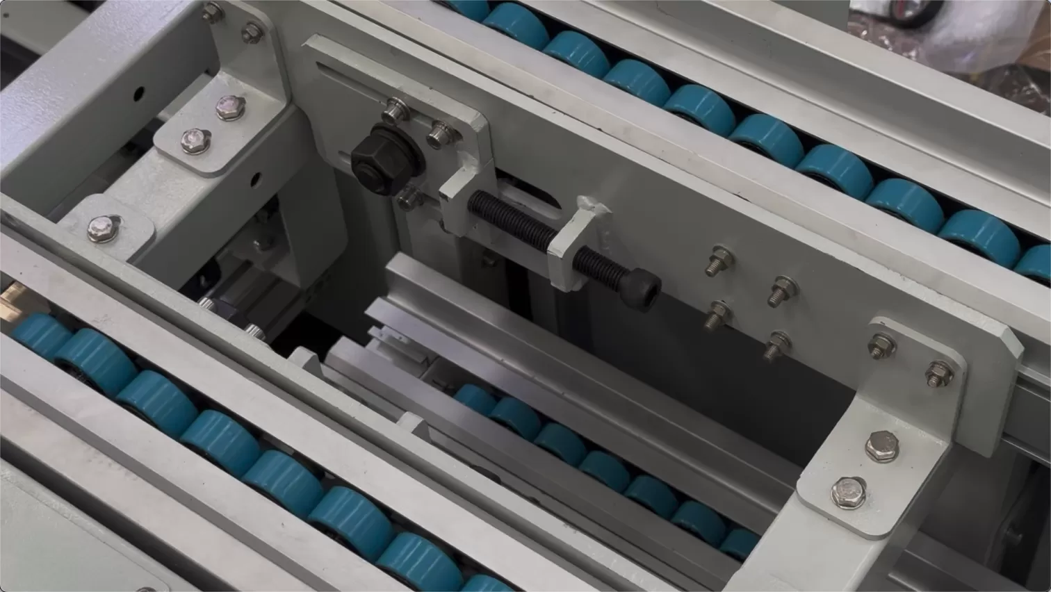 How Does a Cell or Module Tray Return to the Starting Position of the Production Line through a Double-Layer Return Conveyor?